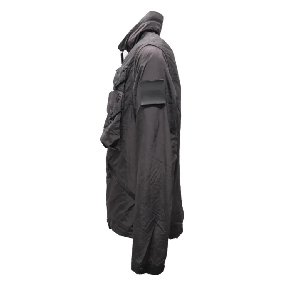 Chaqueta negra con mangas desmontables y bolsillos