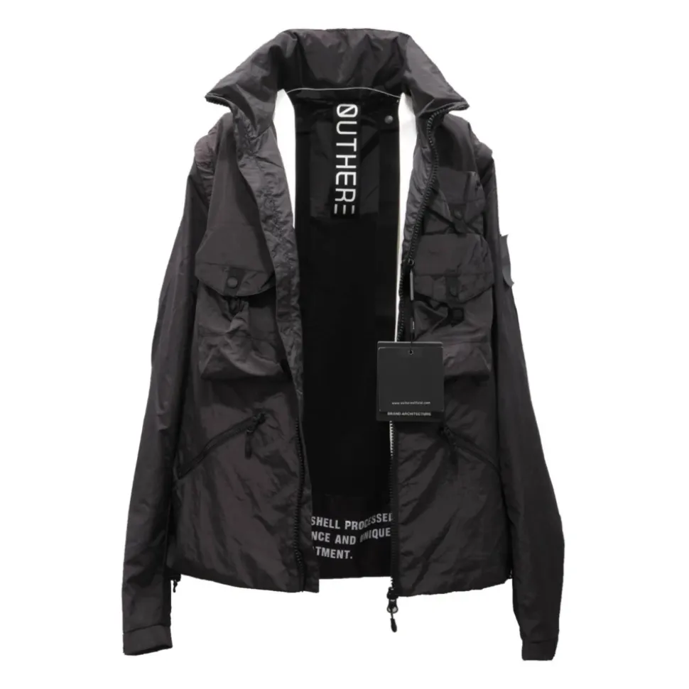 Chaqueta negra con mangas desmontables y bolsillos