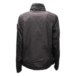 Chaqueta negra con mangas desmontables y bolsillos