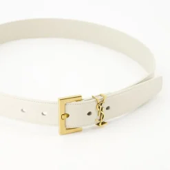 Cinturón de cuero blanco con detalles de metal bronce