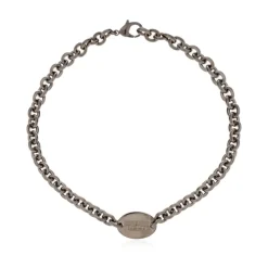 Collar con Cadena y Etiqueta de Logo