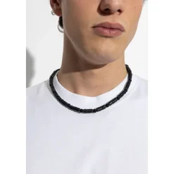 Collar con logotipo grabado