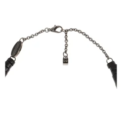 Collar con logotipo grabado