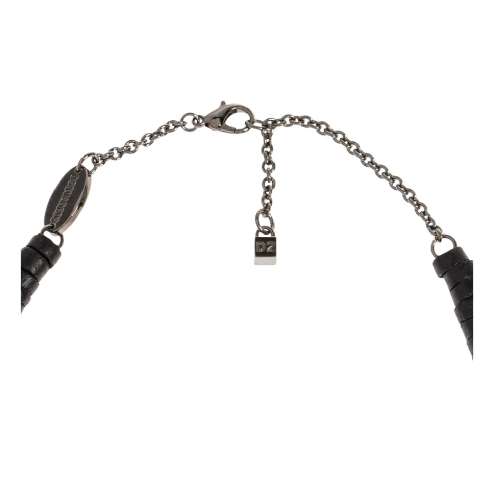 Collar con logotipo grabado