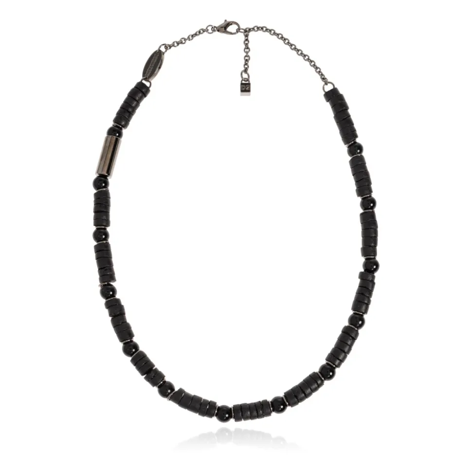 Collar con logotipo grabado