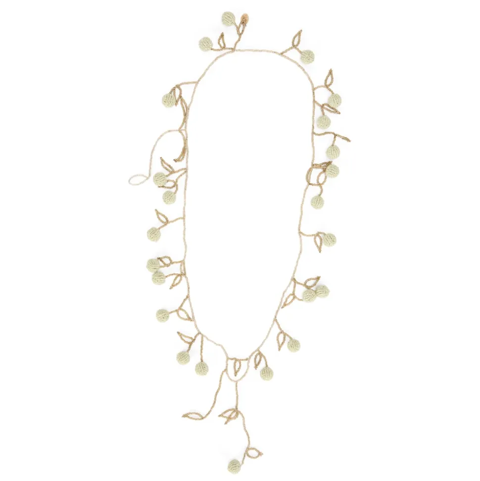Elegante collar beige con colgantes y cuentas en forma de hoja.