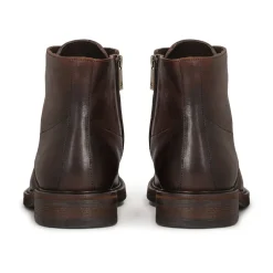Elegantes botas marrones para hombre