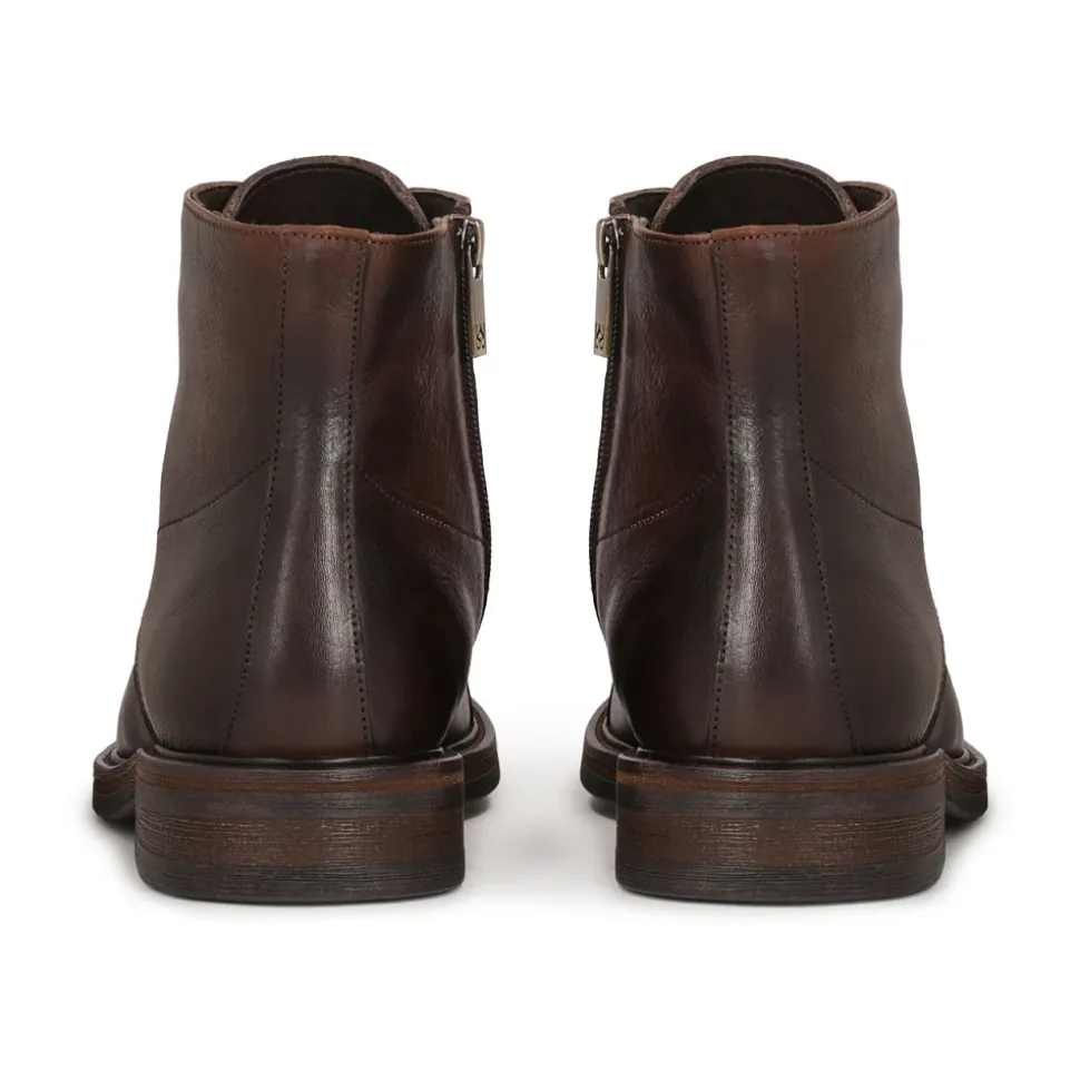Elegantes botas marrones para hombre