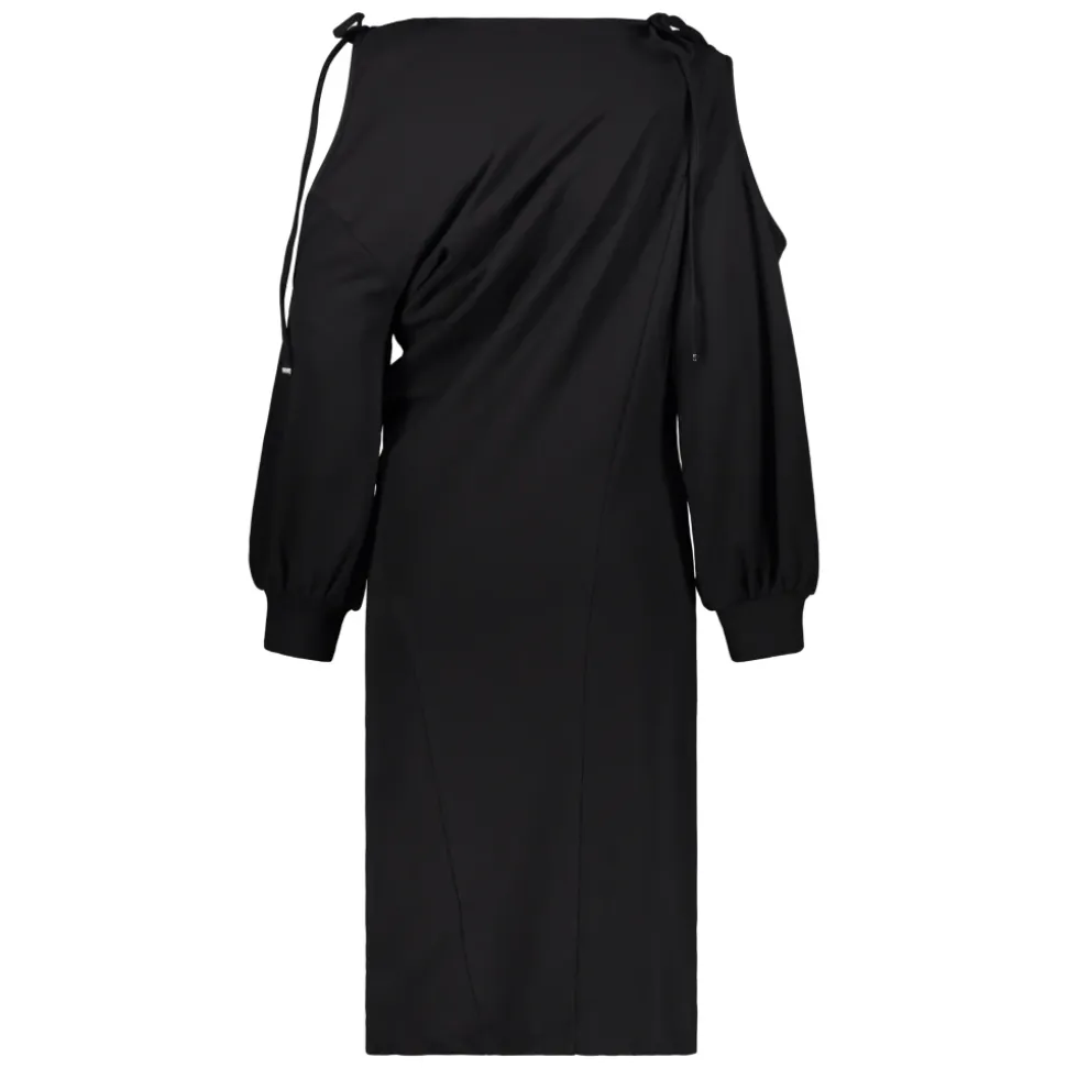 Elegante vestido de tela con detalles de corte