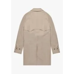 Gabardina beige con detalles icónicos