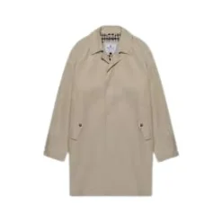 Gabardina beige con detalles icónicos