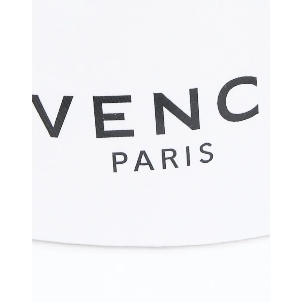 Gorra blanca con visera