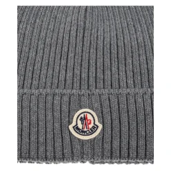 Gorra con parche de logo