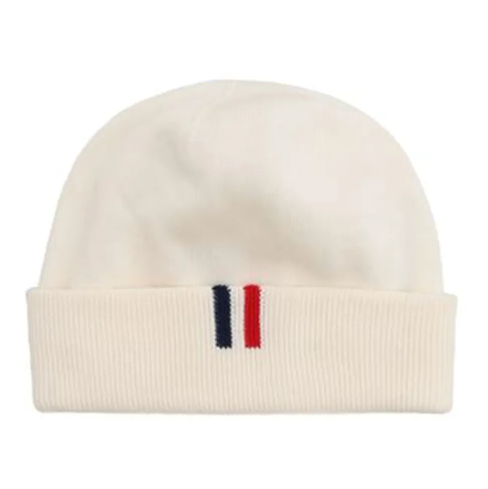 Gorro de algodón con borde doblado y detalle de logotipo