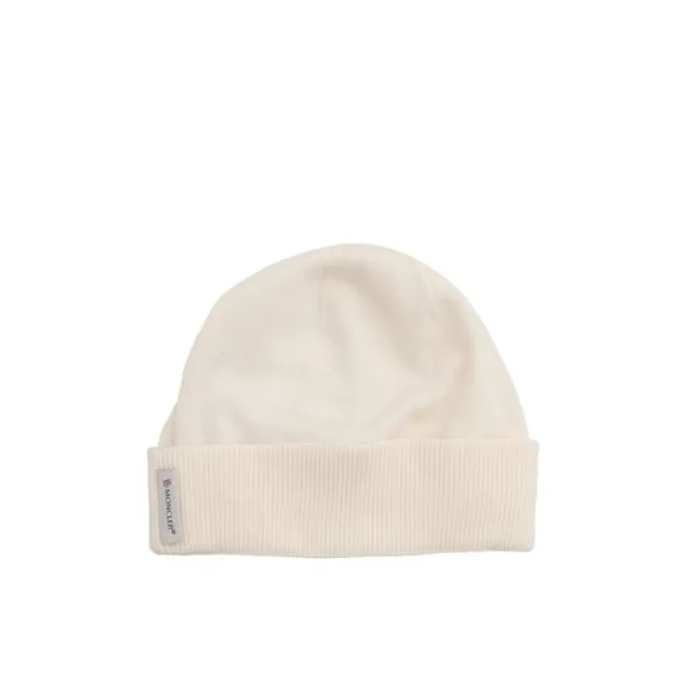 Gorro de algodón con borde doblado y detalle de logotipo