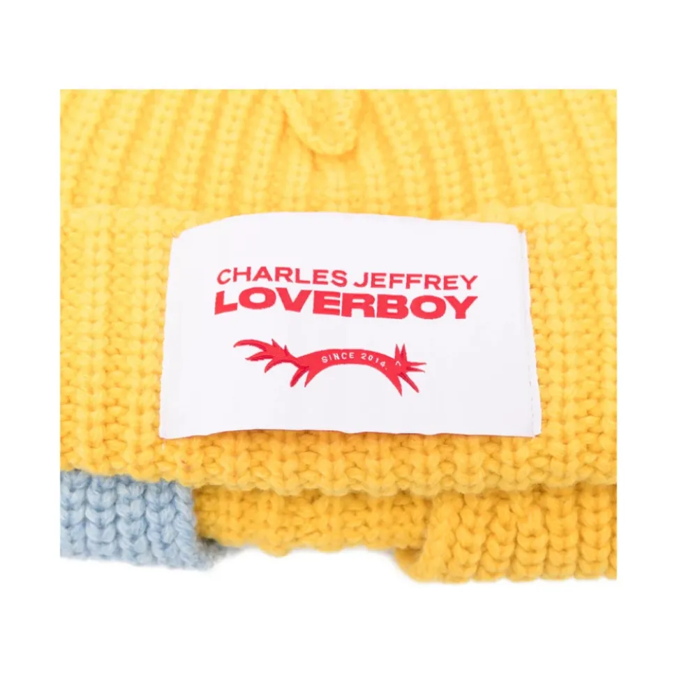 Gorro de punto acanalado con orejas de oso y borde doblado