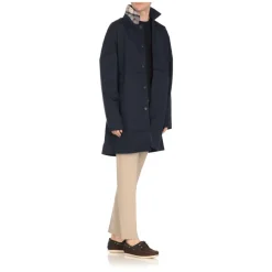 Impermeable azul con cuello y bolsillos