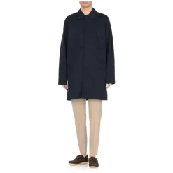 Impermeable azul con cuello y bolsillos