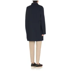 Impermeable azul con cuello y bolsillos