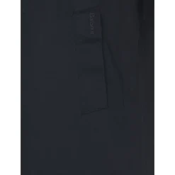 Impermeable azul con cuello y bolsillos