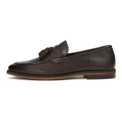 Mocasines de cuero marrón con borlas