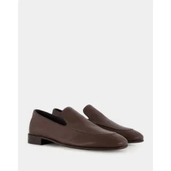 Mocasines de cuero marrón con ribete negro