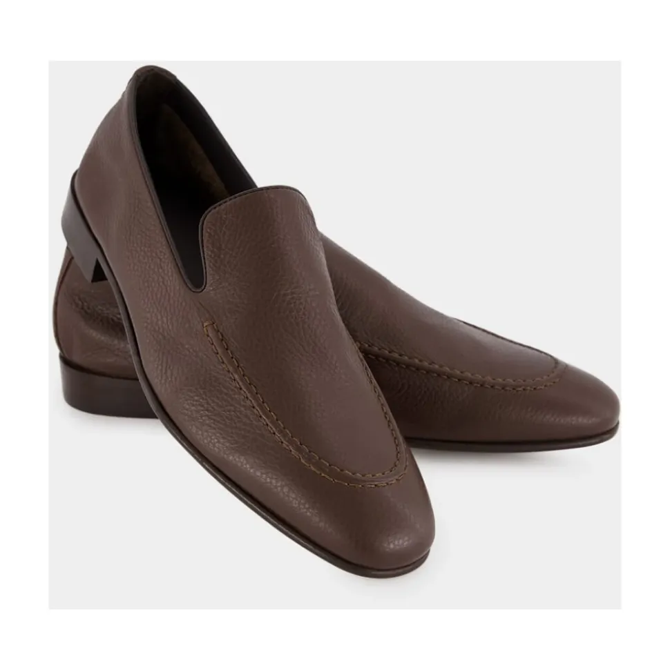 Mocasines de cuero marrón con ribete negro
