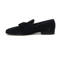 Mocasín de ante azul con borlas