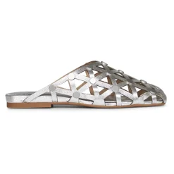 Mule plana con punta cuadrada y tejido abierto con tachuelas en color hueso