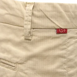 Pantalones a cuadros en tono sobre tono