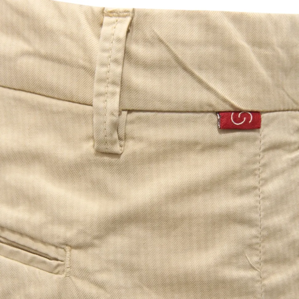 Pantalones a cuadros en tono sobre tono