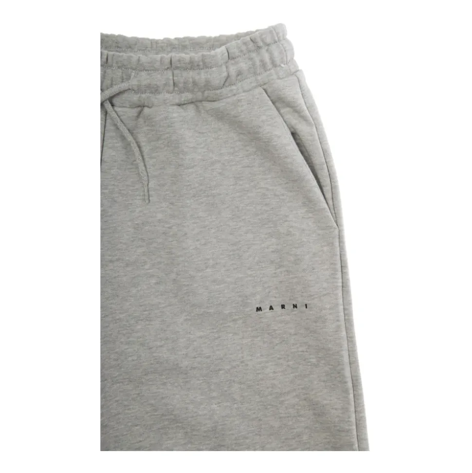 Pantalones grises con cintura elástica y detalle de logo