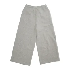 Pantalones grises con cintura elástica y detalle de logo