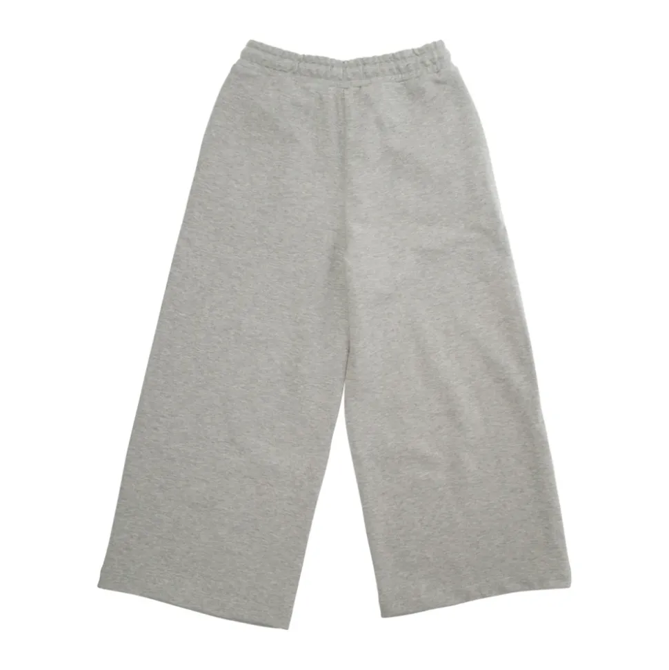 Pantalones grises con cintura elástica y detalle de logo