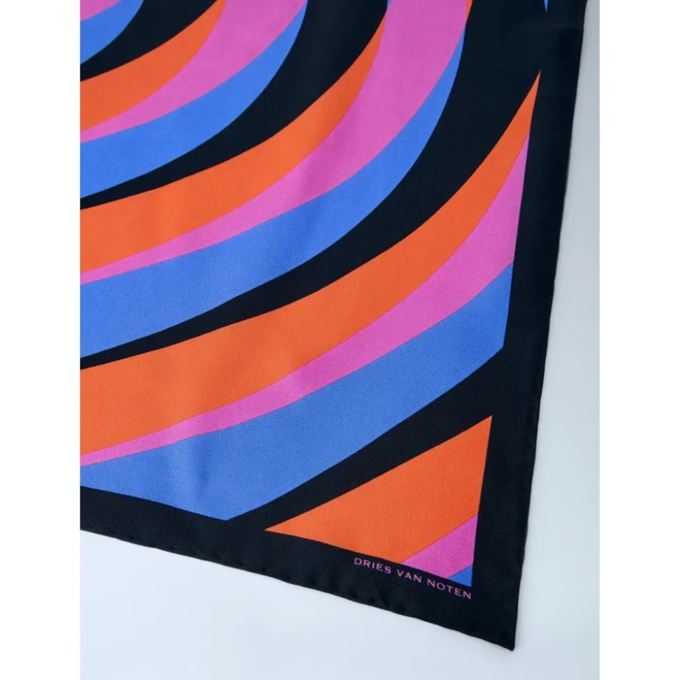 Pañuelo de seda con diseño geométrico