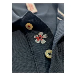 Polo azul marino de manga corta con estampado pintado a mano en el pecho