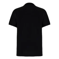 Polo con etiqueta de marca
