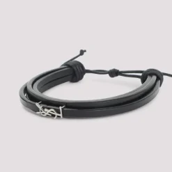Pulsera de cuero negro con logo Cassandre