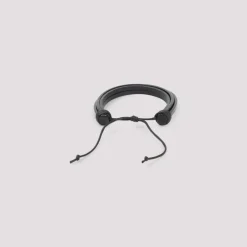 Pulsera de cuero negro con logo Cassandre