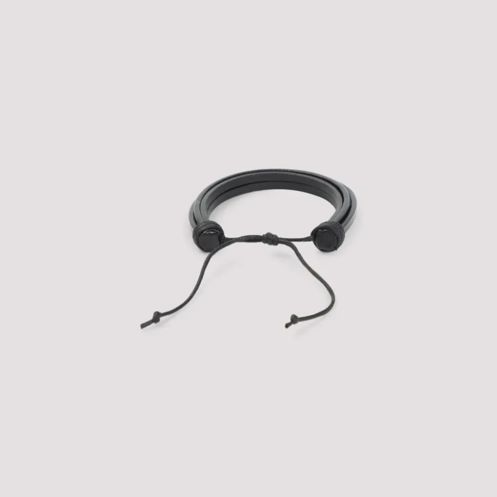Pulsera de cuero negro con logo Cassandre