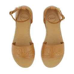 Sandalias con adorno de logo