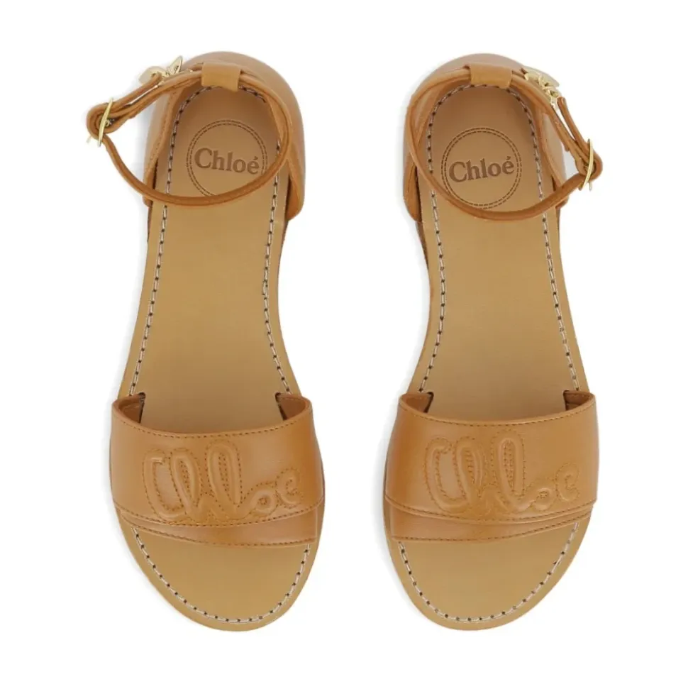 Sandalias con adorno de logo