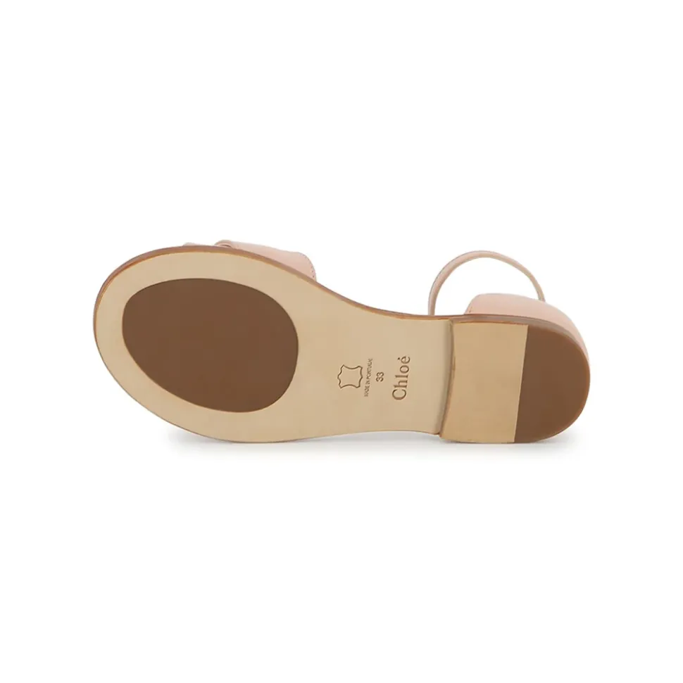 Sandalias con adorno de logotipo en la tira