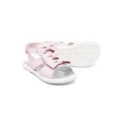 Sandalias de charol con lazos