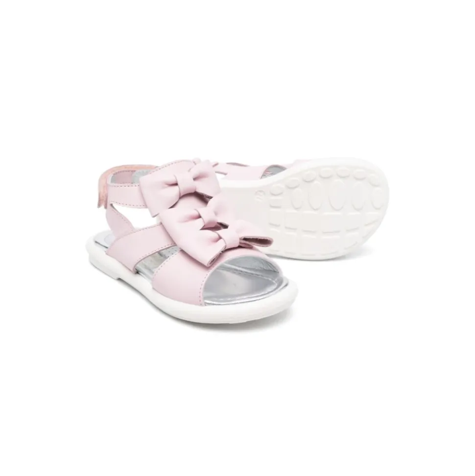 Sandalias de charol con lazos