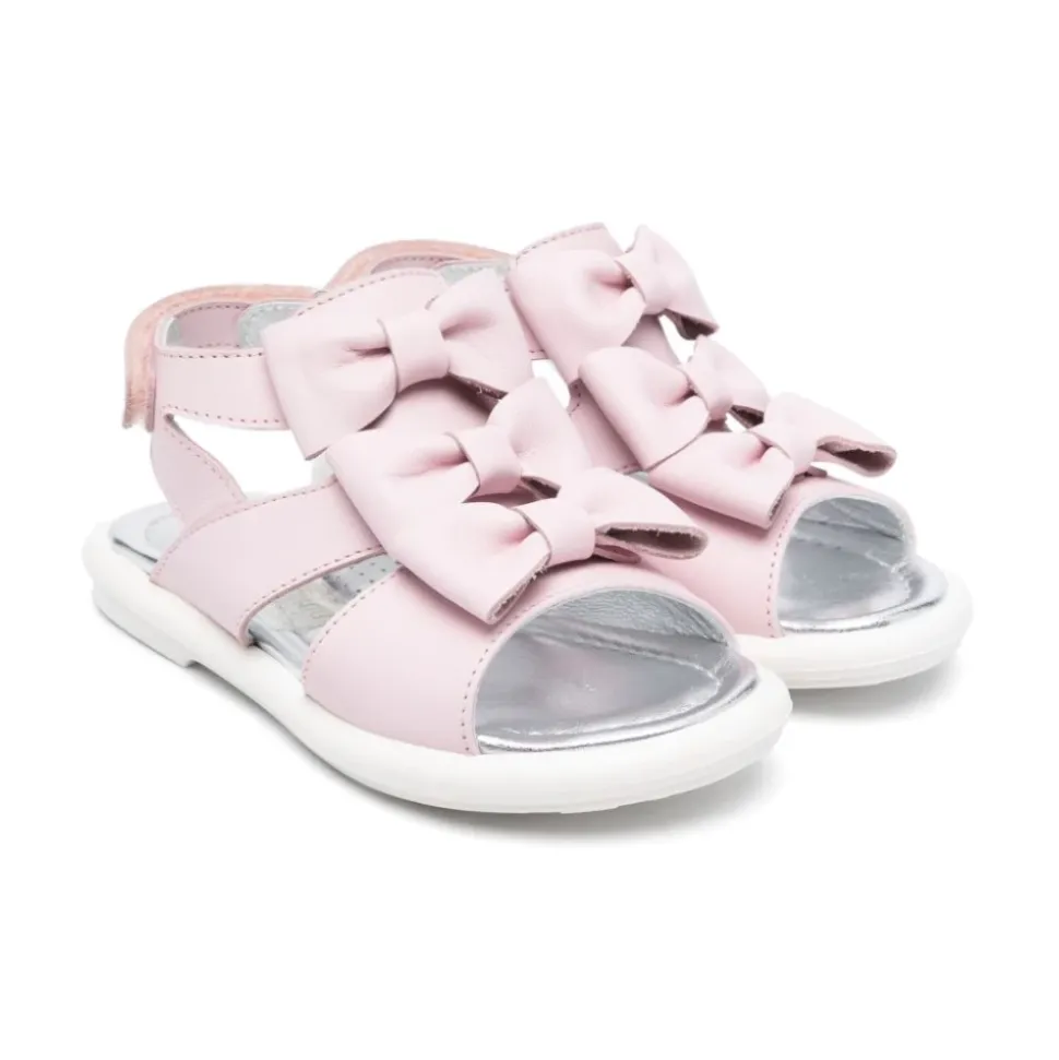 Sandalias de charol con lazos