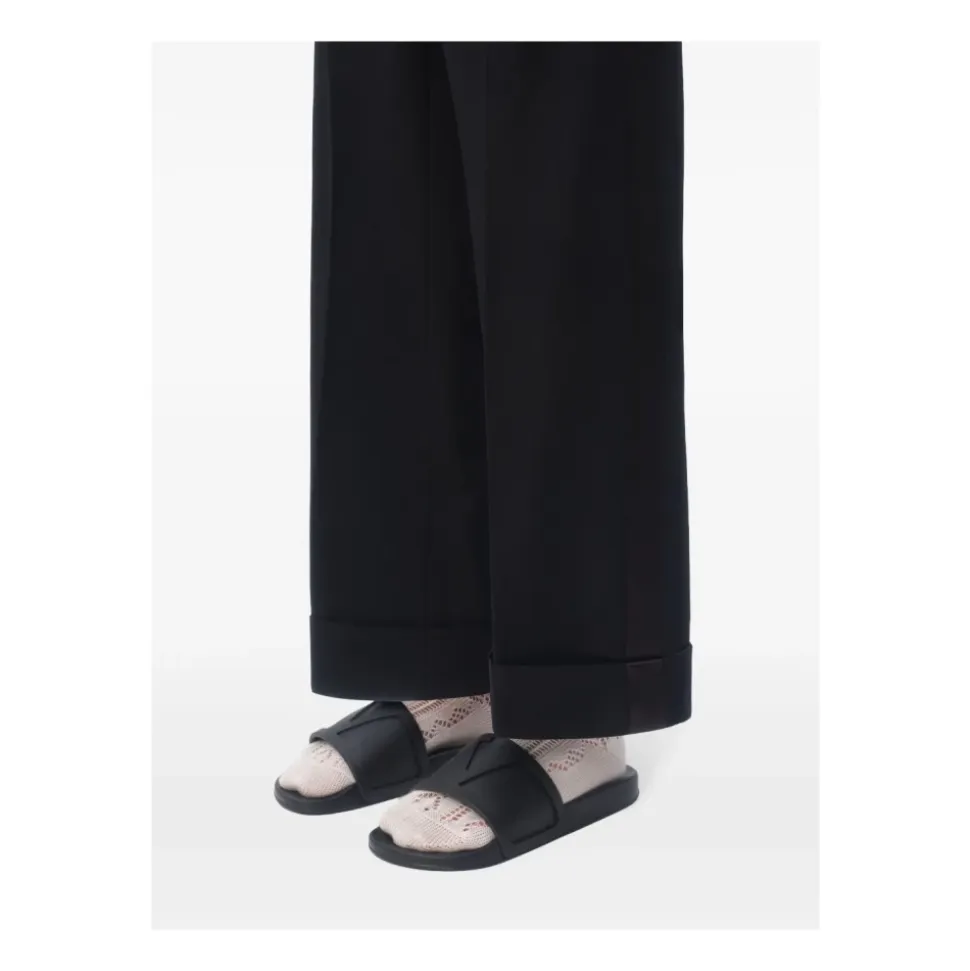 Sandalias Negras con Logo V