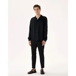 Sandalias negras para hombres con tacón cubierto y un dedo del pie.Este producto es de talla grande.