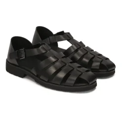 Sandalias negras para hombres con tacón cubierto y un dedo del pie.Este producto es de talla grande.
