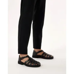 Sandalias negras para hombres con tacón cubierto y un dedo del pie.Este producto es de talla grande.